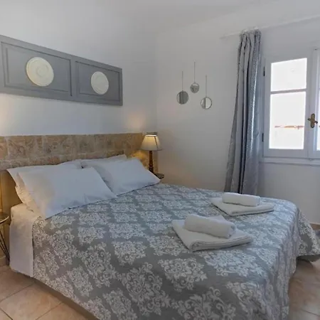 Nyaraló Leo And Emily's House *